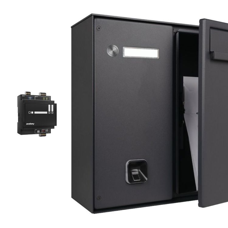 HELLO Aufputz-Briefkasten mit ekey sLine Fingerprint ohne Intercom. Zeitlich limitierte Edition für moderne Zutrittskontrolle per Fingerabdruck und hochwertige Eingangsbereiche